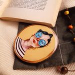 دختر یه جوری با عینک آبی